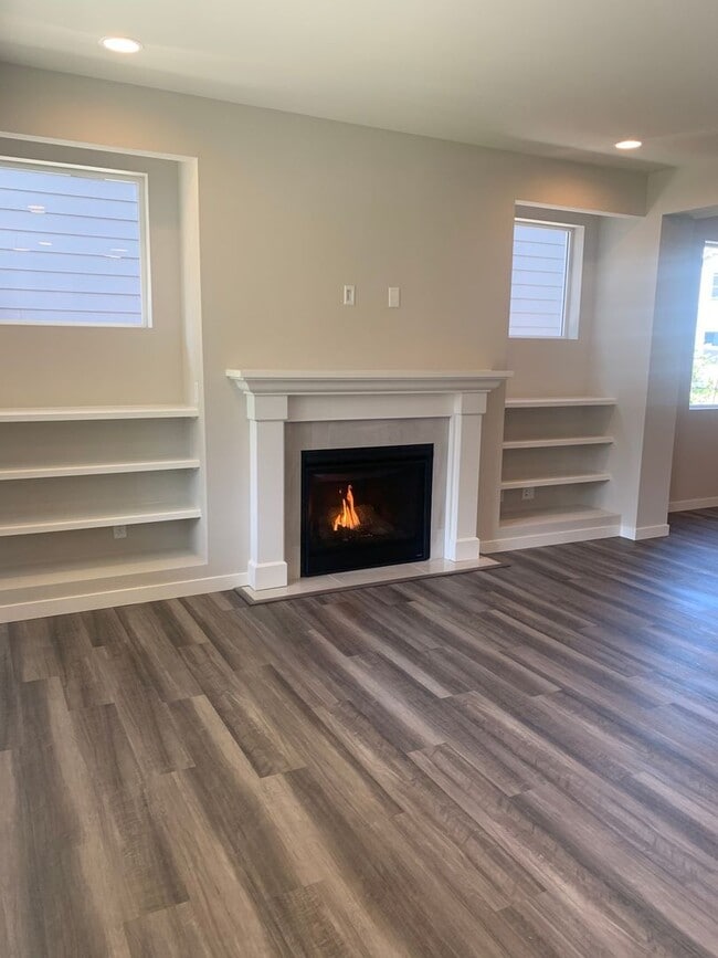 Building Photo - Furnished 4BR/3.5BA Home w/ Modern Ameniti...