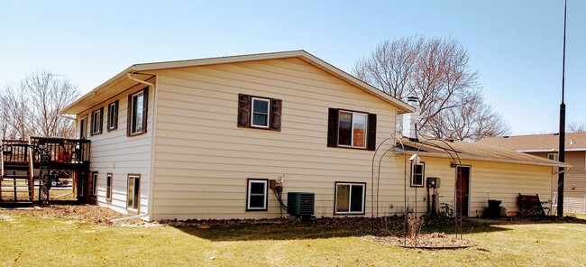 Foto del edificio - 2 bedroom Split Entry, Duplex, Lower Level