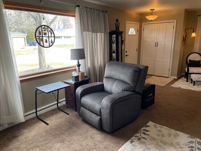 Living Room/Entry - 816 S 21st Pl