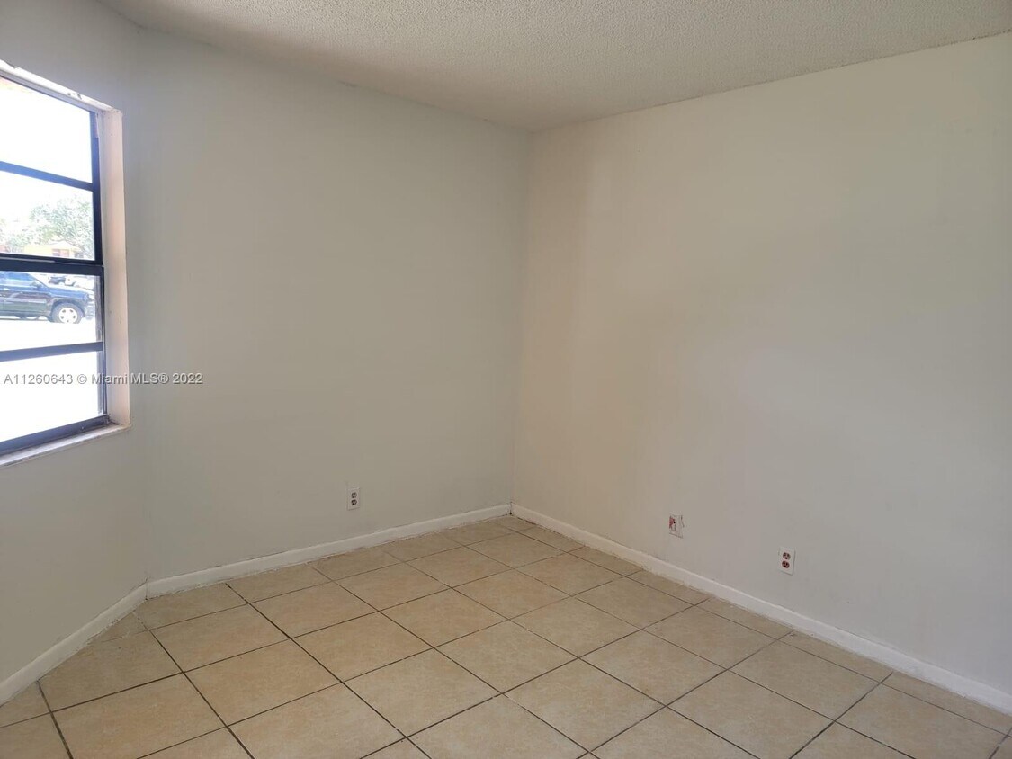 Primary Photo - 4022 Lakeside Dr
