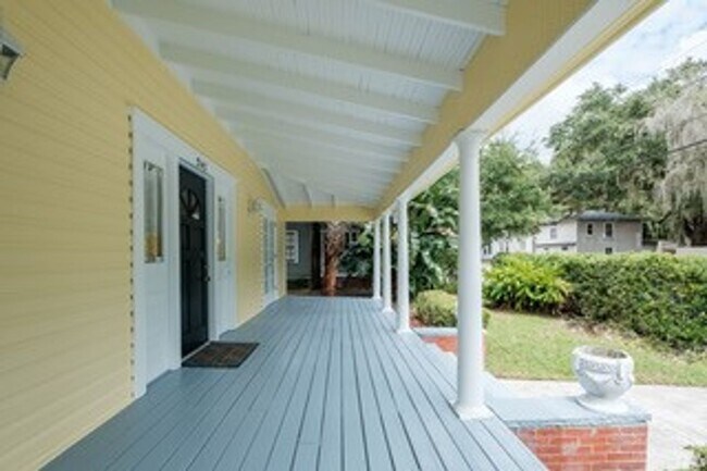 Building Photo - Historic Downtown 2BR with wood floors and...