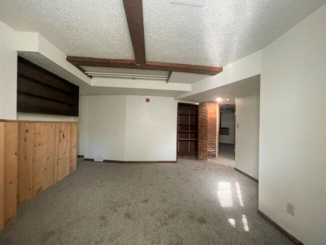 Foto del edificio - 831 E College St