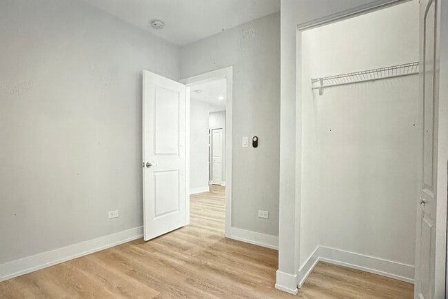 Building Photo - 7503 N Eastlake Ter