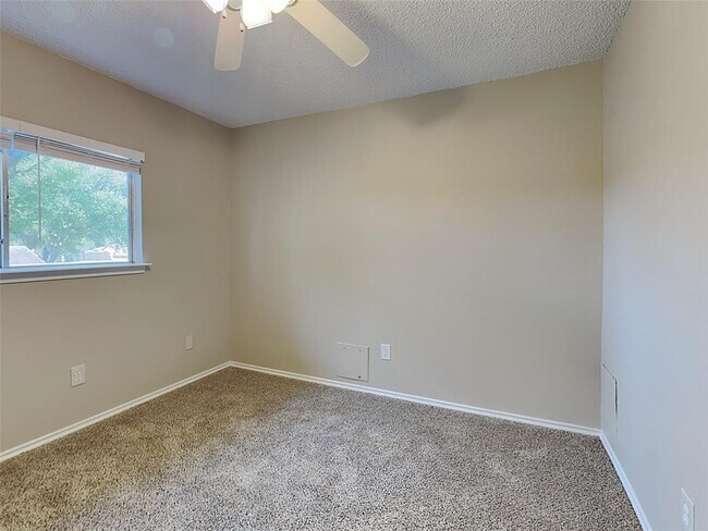 Foto del edificio - 8527 Woodland Willows Dr