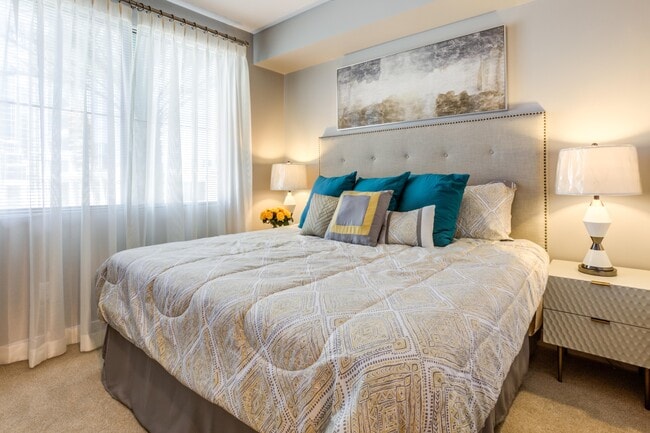 Building Photo - Biltmore at Camelback