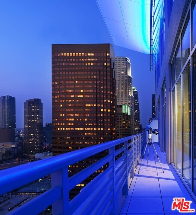 Foto del edificio - 717 W Olympic Blvd