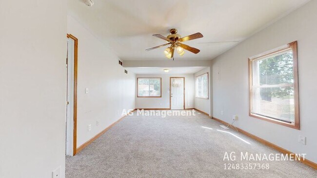 Building Photo - 16382 Frazho - 2Bed/1Bath Roseville Ranch