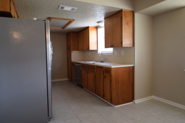 Building Photo - 1412 Becker Dr