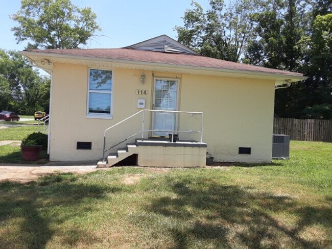 Building Photo - Duplex located in the heart of Oak Ridge.