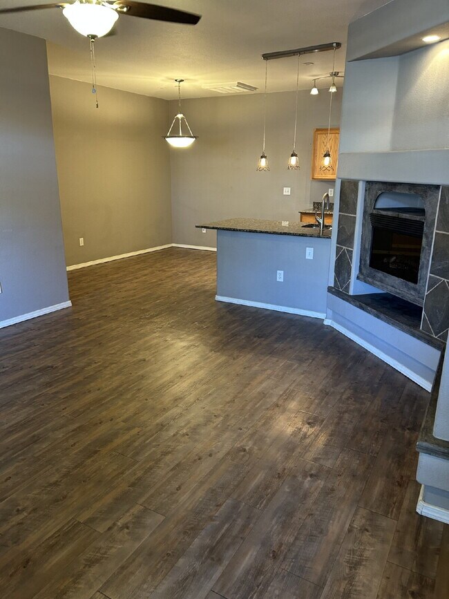 Foto del edificio - "Spacious 2-Bed, 2-Bath Condo Retreat in T...