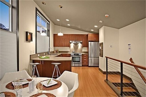 Building Photo - Stunning 2 Bed, 2 Bath Townhouse with Brea...