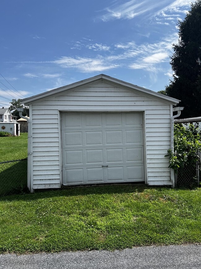 Building Photo - 329 Burd St