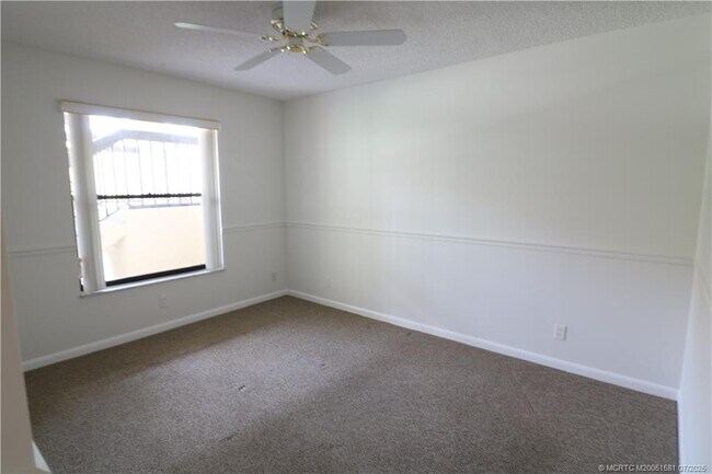 Foto del edificio - 241 SW South River Dr