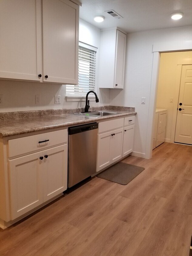 Foto principal - Newer two bedroom/two bath duplex | Availa...