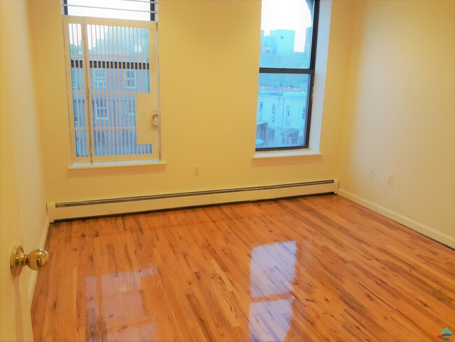 Building Photo - 123 Putnam Ave