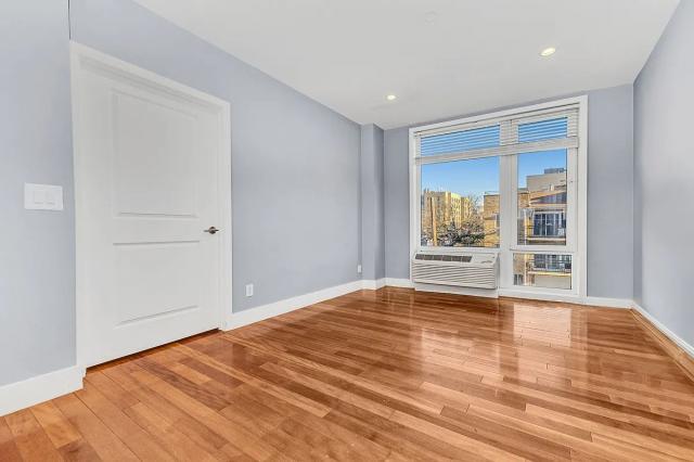 Foto principal - 2 bedroom in Queens NY 11106