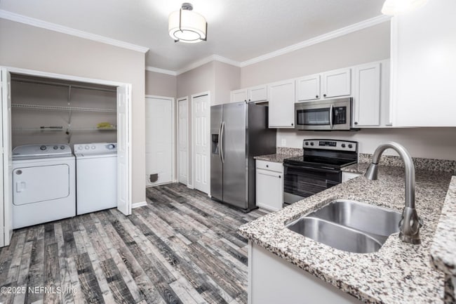 Building Photo - 230 Scrub Jay Dr