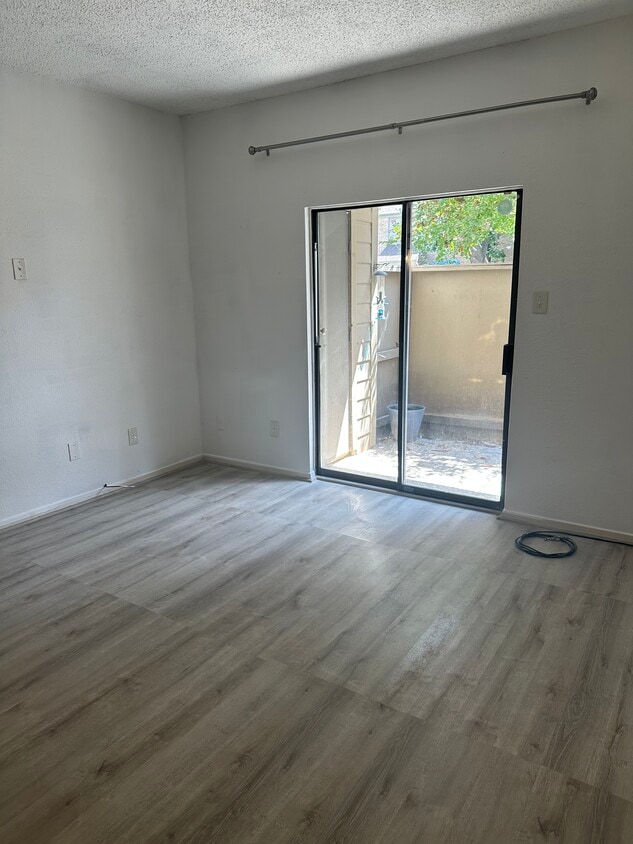 Living room - 10051 Westpark Dr