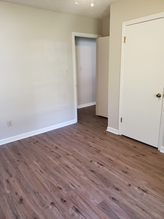 Foto del edificio - 320 Chase Dr