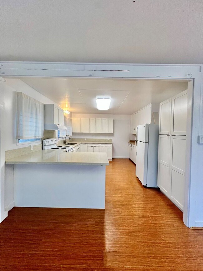 Foto del edificio - Bright and Breezy Manoa Living. Spacious 3...