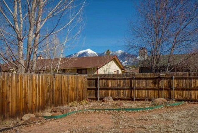Foto del edificio - 4 Bed, 2 Bath in CHESHIRE!! Amazing Peak V...