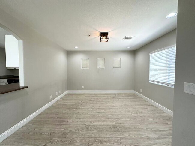 Building Photo - Cozy Two-story single-family house