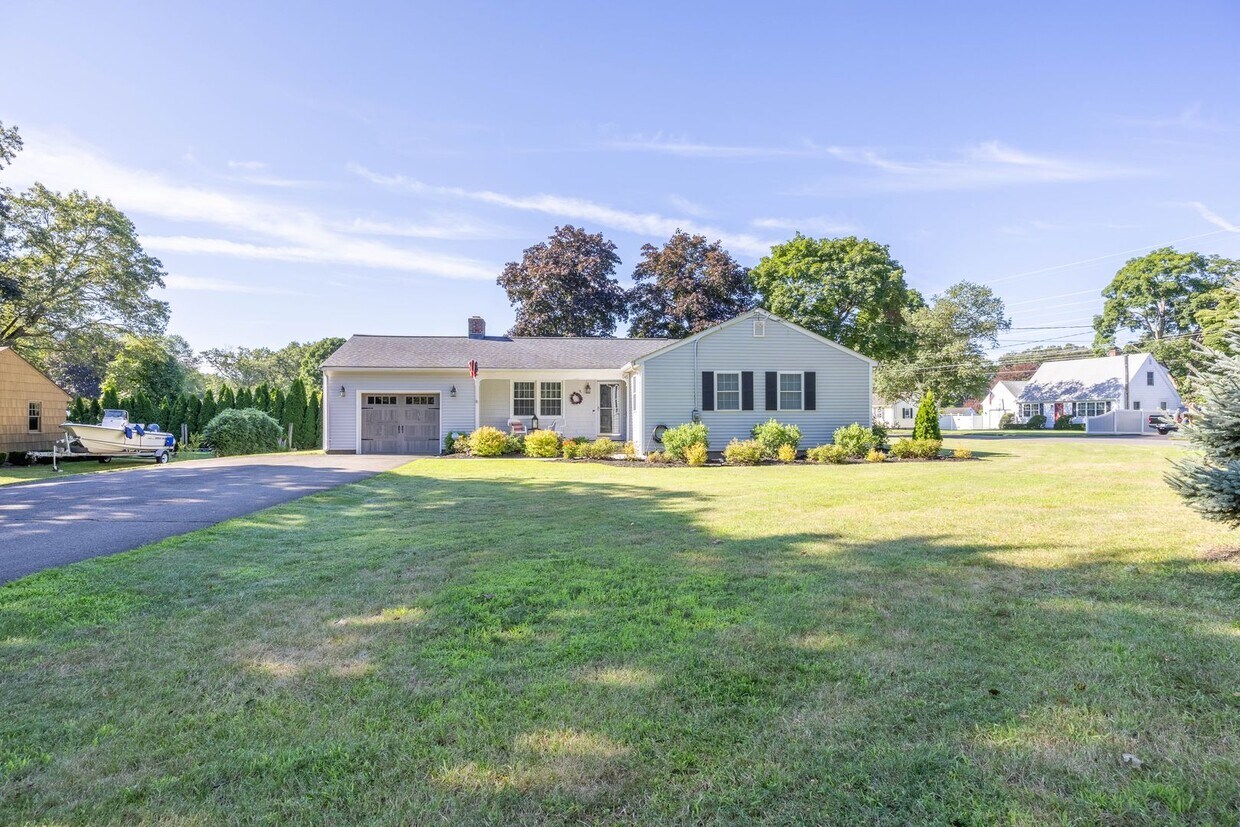 Foto principal - Charming 3-Bedroom Home in a Peaceful Neig...