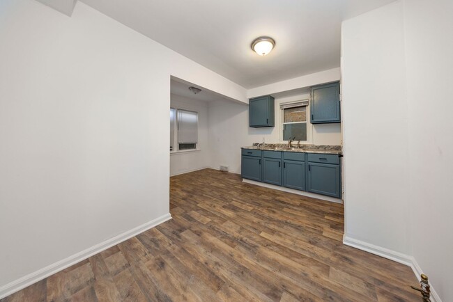 Building Photo - 3 bedroom bungalow $1200/month