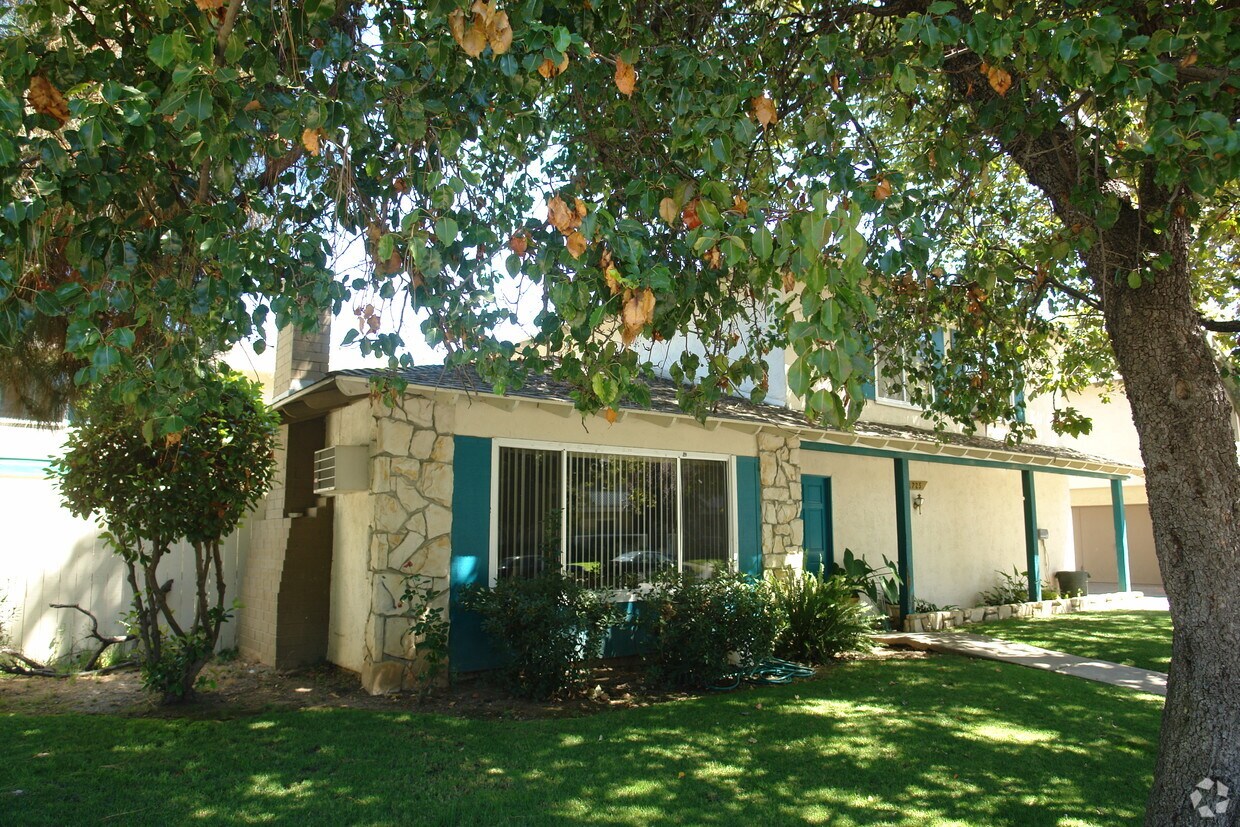 Primary Photo - 1725 Stokes St