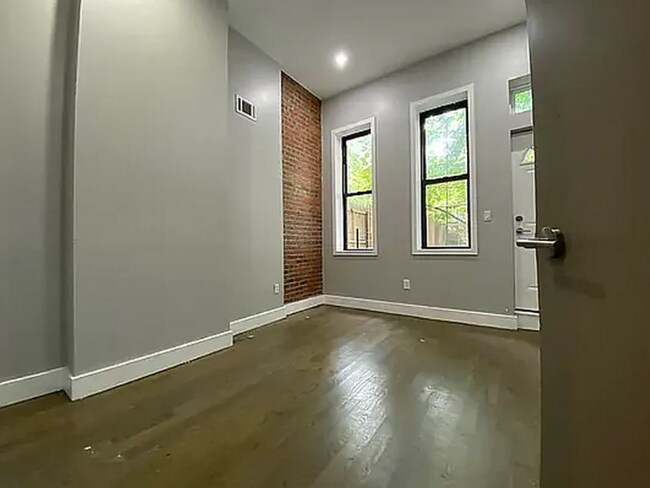 Foto del edificio - 140 Ralph Ave