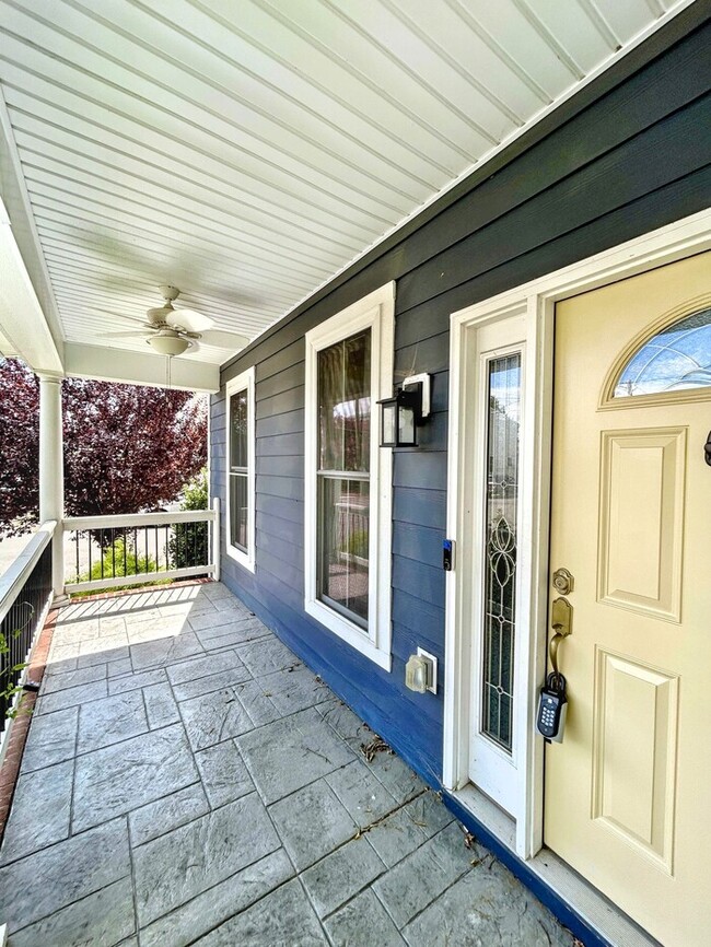 Building Photo - 900 N 27th St