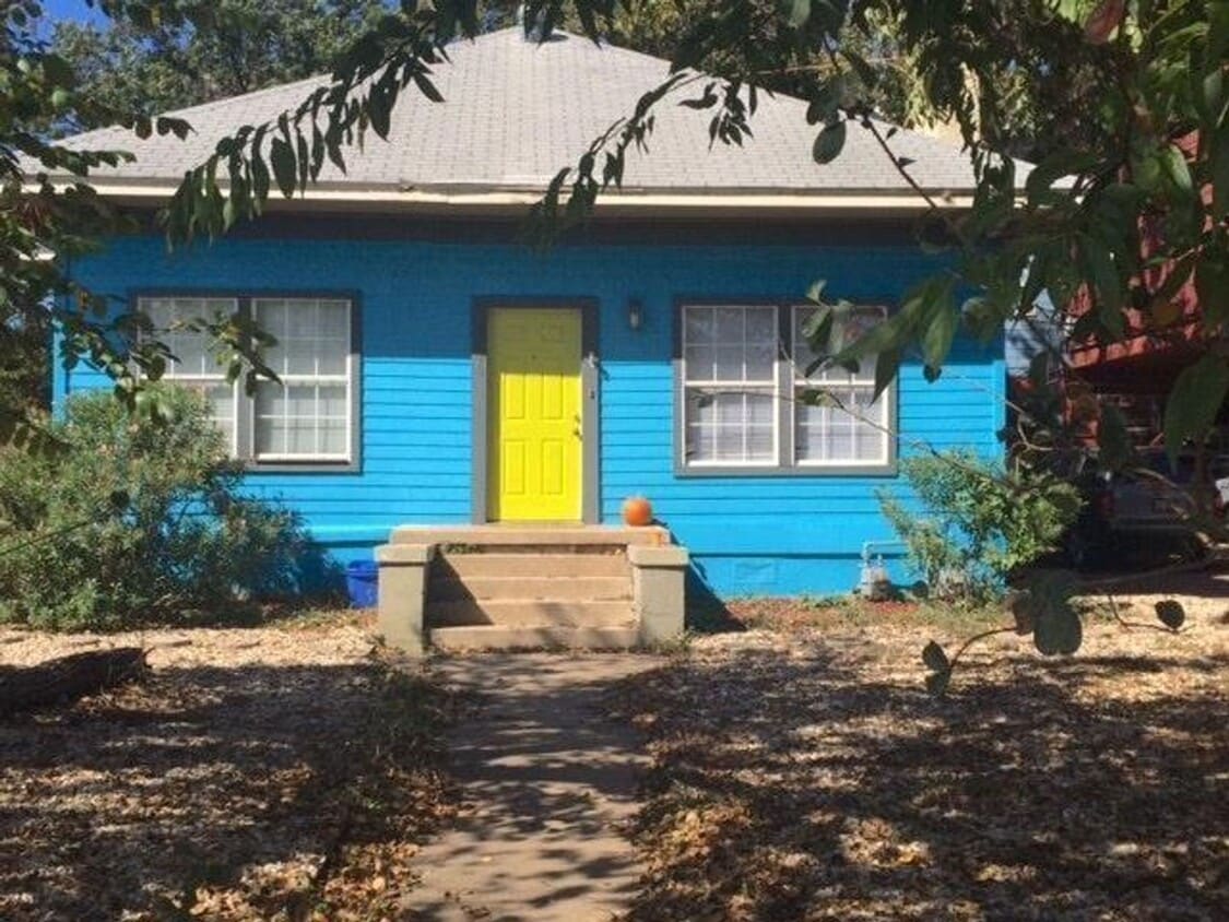 Primary Photo - Two Homes 10 Bedroom 5 Baths Near UT Campus