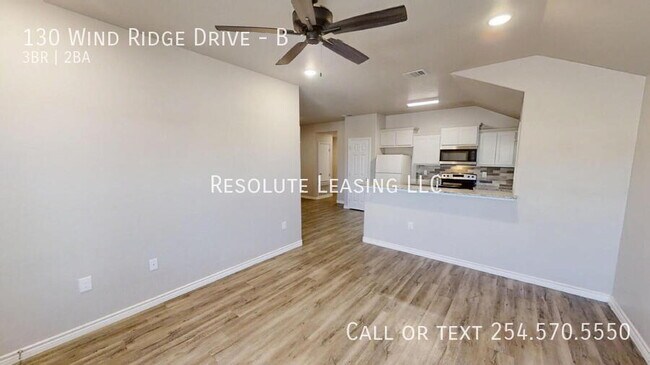 Foto del edificio - 130 Wind Ridge Dr