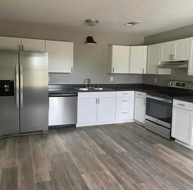 Building Photo - 3 bed 2 bath close to the W