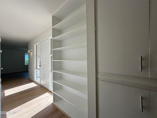 Building Photo - 416 E Balboa Dr