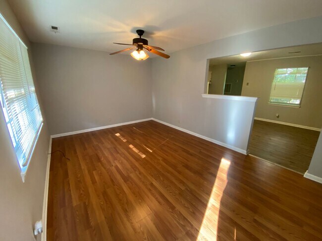 Building Photo - Nicely updated 2 bed 1 bath duplex