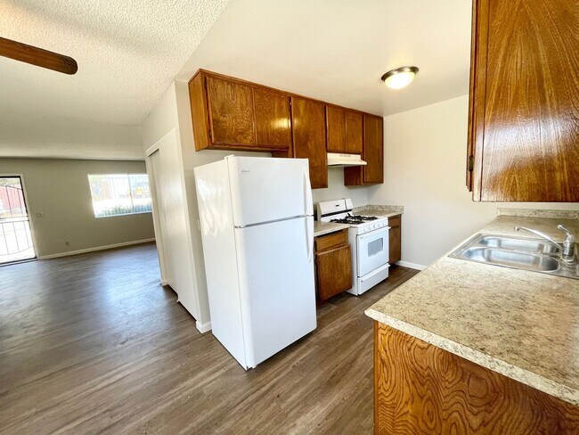 Building Photo - 3 Bedroom 2 Bath with Garage!