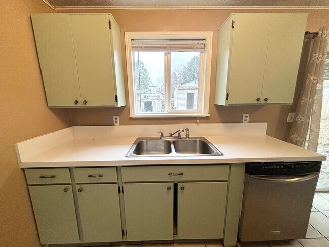 Building Photo - **$500 OFF 1ST MONTHS RENT** Cute 3 Bedroo...