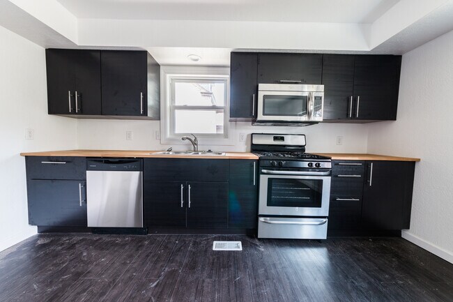 Building Photo - AVAILABLE MAY 2026  - Great Location 3+ Bedrooms, Mins from Downtown/Southside