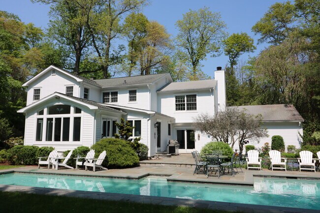 Building Photo - 1 Tulip Ln