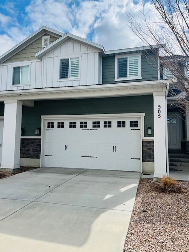 Beautiful home with central air and 2 car garage. - Beautiful home with central air and 2 car garage.