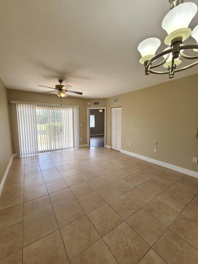 Building Photo - 1049 Golden Lakes Blvd