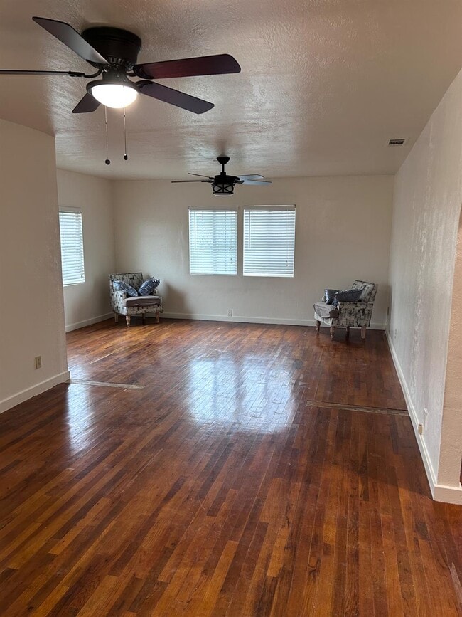 Foto del edificio - 10431 S Bethel Ave