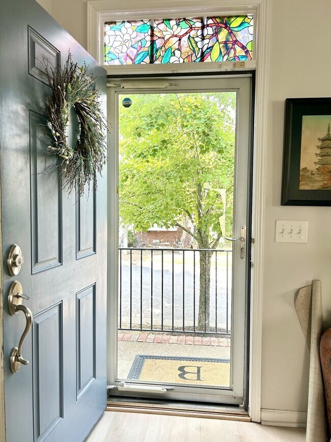 Foto del edificio - **UPDATED END-UNIT LENOX VILLAGE TOWNHOME ...