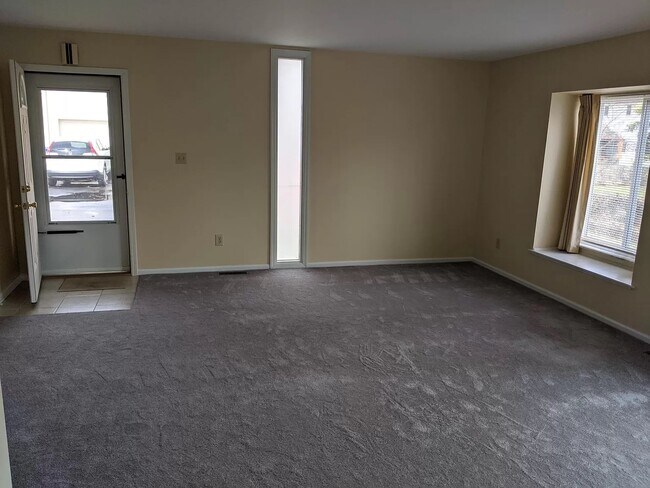 Front Entryway - 4800 Moreland Dr W