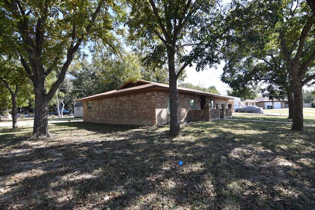 Building Photo - 3610 Fairway Dr