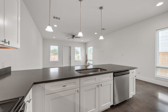 Foto del edificio - Spacious and Modern Townhome!