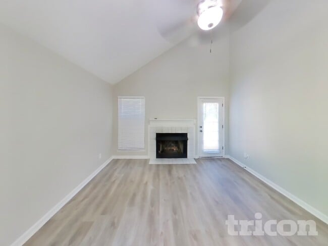 Building Photo - 2701 Riverbend Dr