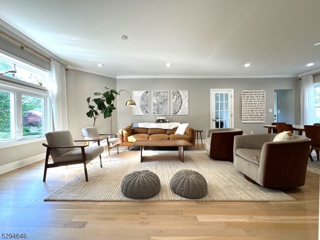Foto del edificio - 385 Meadowbrook Ln