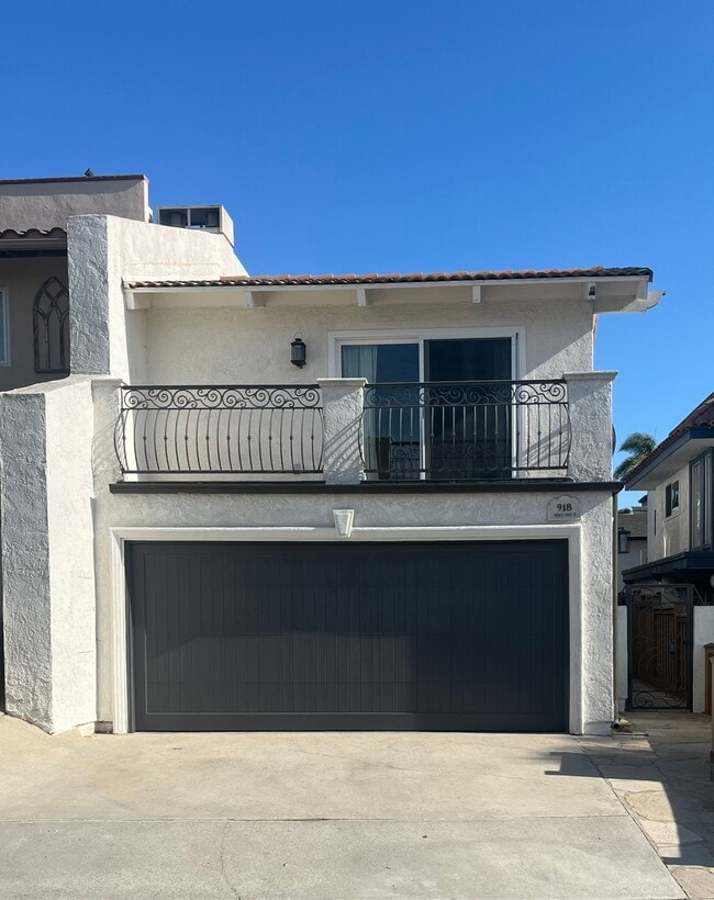 Front - Large Upper Balcony - 918 21st St